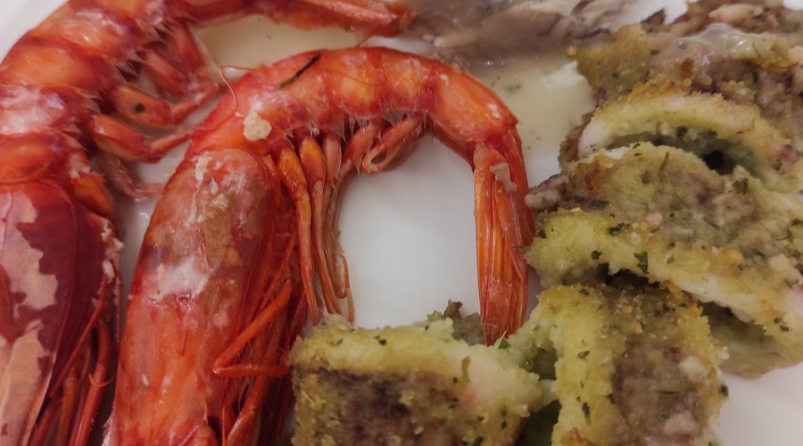 Gambero rosso di Mazara.calamari con impanatura a lu solitu postu filetto di dentice con salsa agrumata.