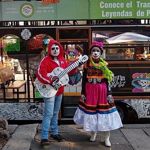 Welcome home colorful sign written in spanish that says bienvenidos a casa  at sale in a street market at Los Sapos magic town in Puebla city, Mexico  Stock Photo - Alamy