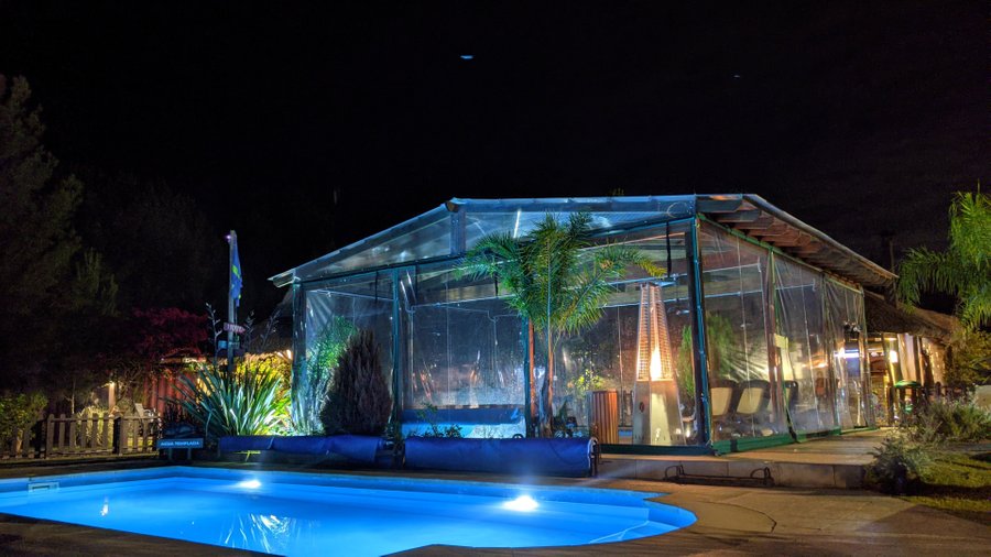 Resort a la noche.