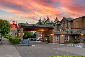 Best Western Plus Columbia River Inn in Cascade Locks, image may contain: Hotel, Street, City, Inn
