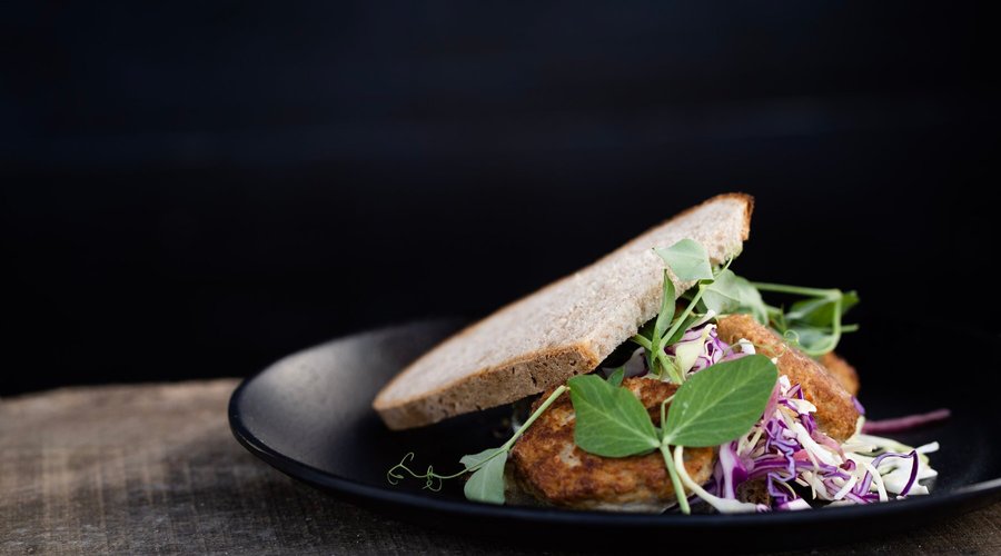 Café Knarr serverer mad, der er tilberedt efter principperne i 'Ny Nordisk Vikingemad'. Vi benytter os af de råvarer, der var kendt af vikingerne, så her er hverken kartofler, tomater eller agurker, men fladbrød, kvan, havtorn og perlebyg.