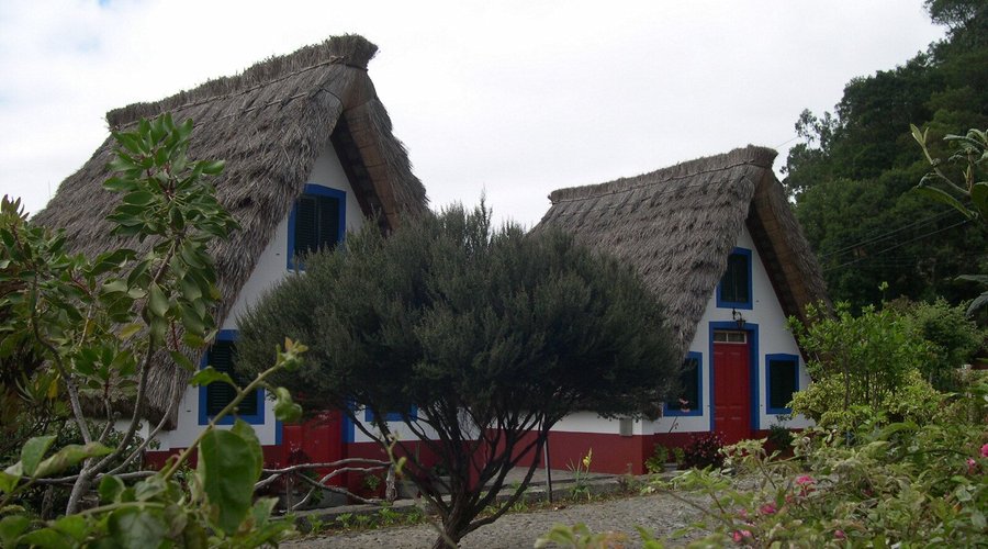 Souvenirs de mes Voyages -- Portugal - Madère - Les petites maisons de Colmo très colorées sont très typiques de la région nord de l'ile entre Santana et Sao Vicente - 22.09.07 - Cliquer sur la photo pour découvrir la prise de vue complète