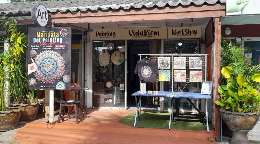 Hi guy welcome to Vidakiom painting Gallery.
Come Join us on our mandala dot painting activity,
or simply find the perfect Art gift for you, your friends and family.
... at , Maenam Samui.
You can book your workshop Now, Contact us !