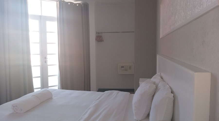 Deluxe queen room with balcony