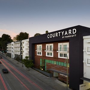 Guests at the Courtyard Los Angeles Century City/Beverly Hills enjoy easy walking access to Fox Studios and a location close to the luxury boutique stores on Rodeo Drive and outdoor shops at Westfield Century City mall.