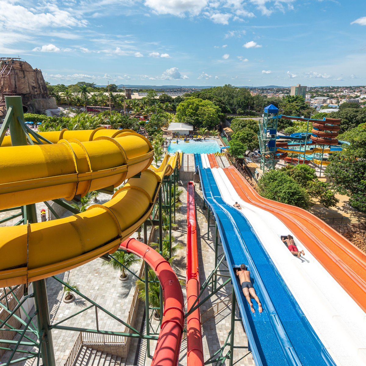 Veja seis parques aquáticos com day use em Minas para aproveitar o