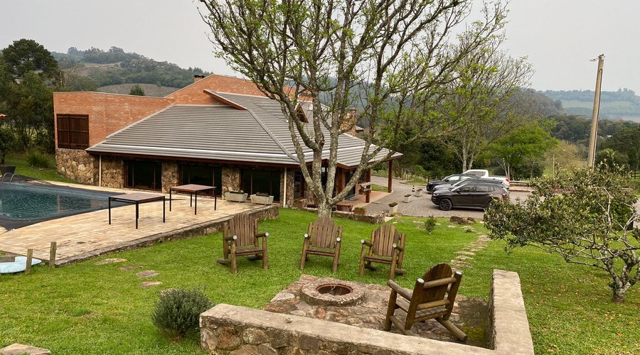 Lugar sensacional associado a uma energia fabulosa atendimento impecável pelos proprietários. Pessoas incríveis e cultas que passam horas com a gente em bate papos gostosos. Vale a pena curtir um final de semana, suítes maravilhosas. Café da manhã personalizado