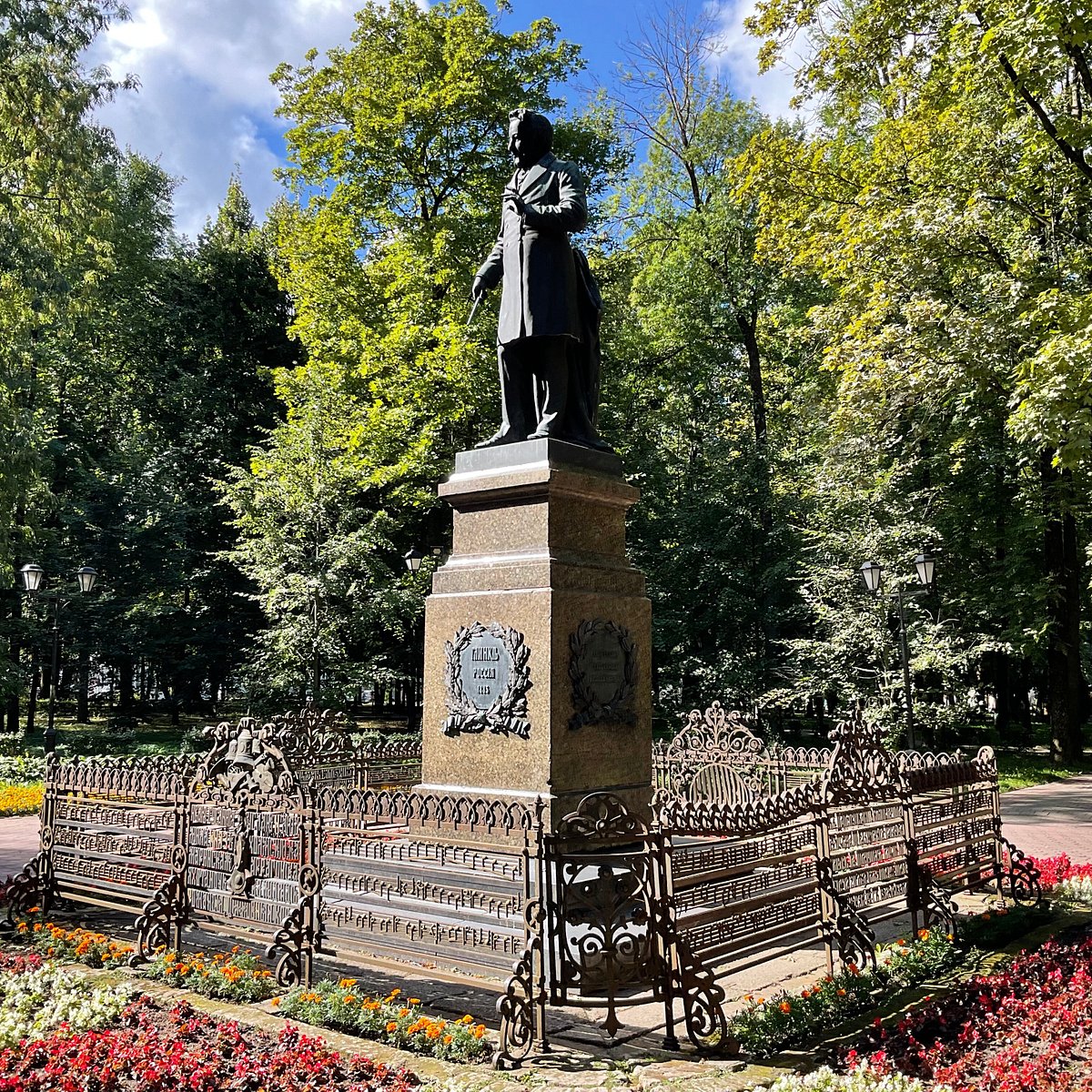 Блонье Смоленск. Смоленск памятник Глинке и филармония.