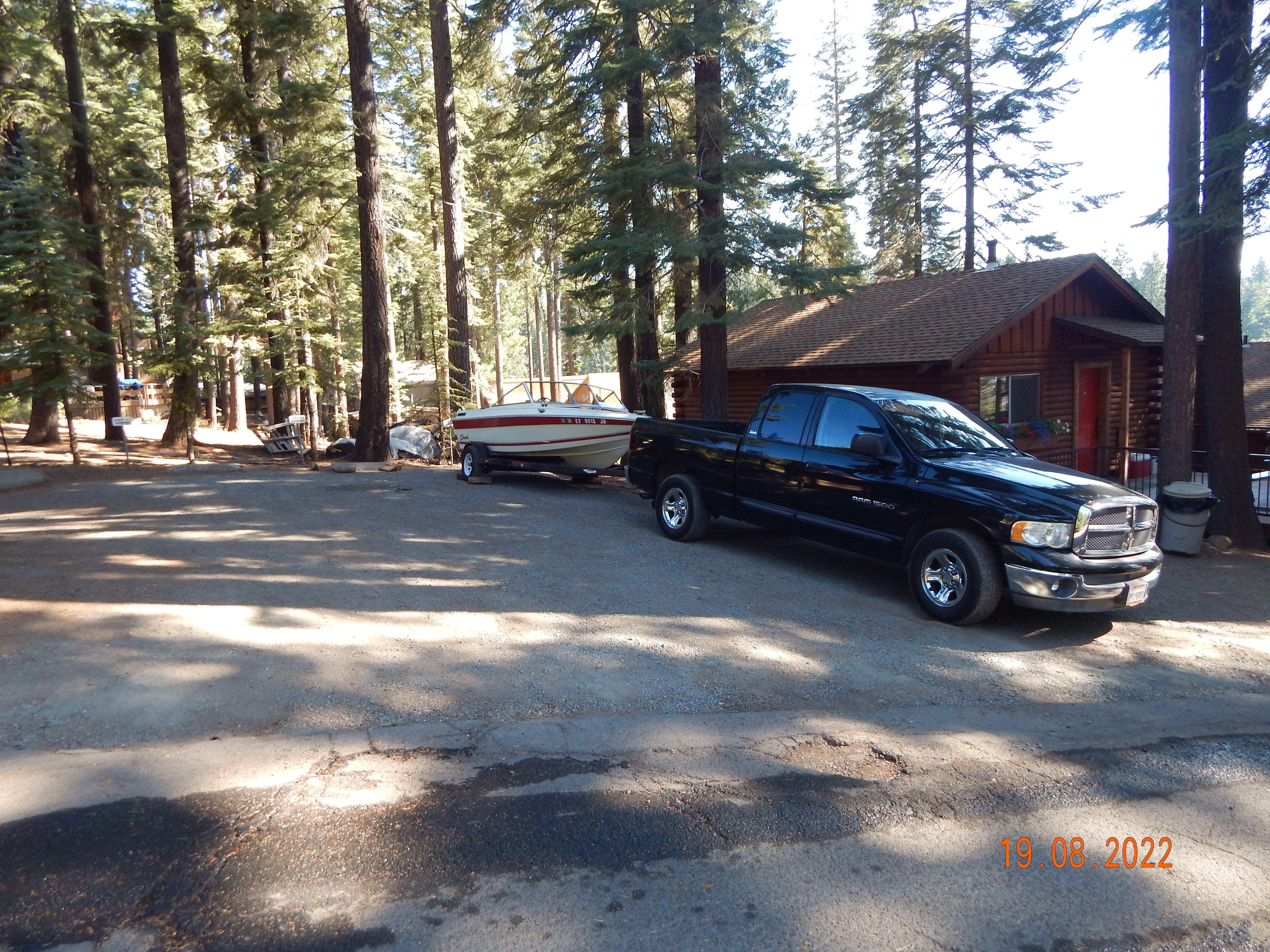 KNOTTY PINE RESORT AND MARINA Lake Almanor Peninsula Californie   Enough Parking Space 