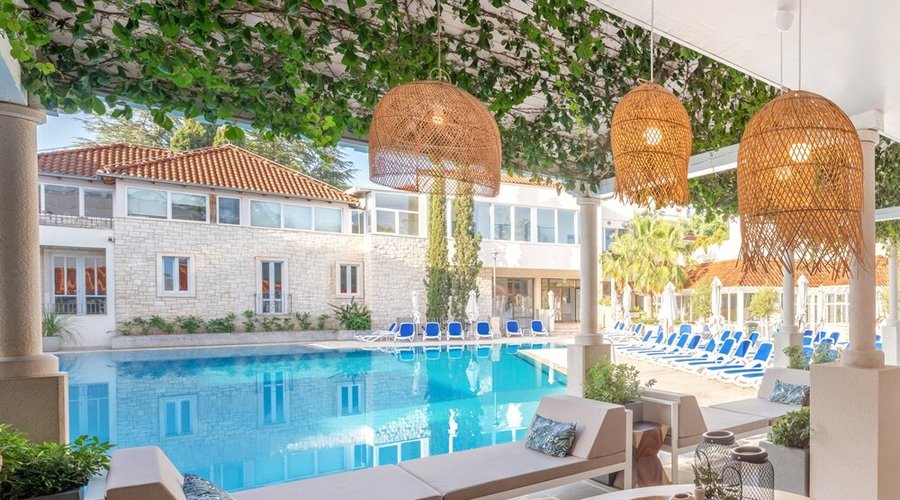 HOTEL & AMENITIES