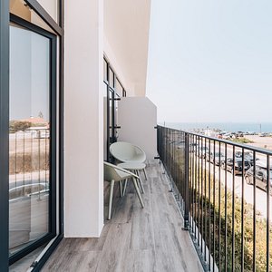 Relaxe na varanda de um dos quartos à sua escolha no Porto Covo Praia Hotel & Spa, enquanto olha o mar à sua frente