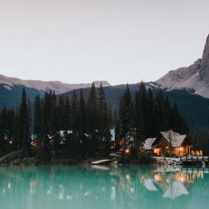 PARADISE LODGE & BUNGALOWS (LAGO LOUISE, CANADÁ): 547 fotos, comparação de  preços e 5 avaliações - Tripadvisor