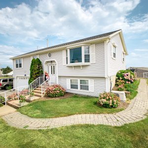 Beach House 4 Bedroom, 3 Bath sleeps up to 10 guests. 