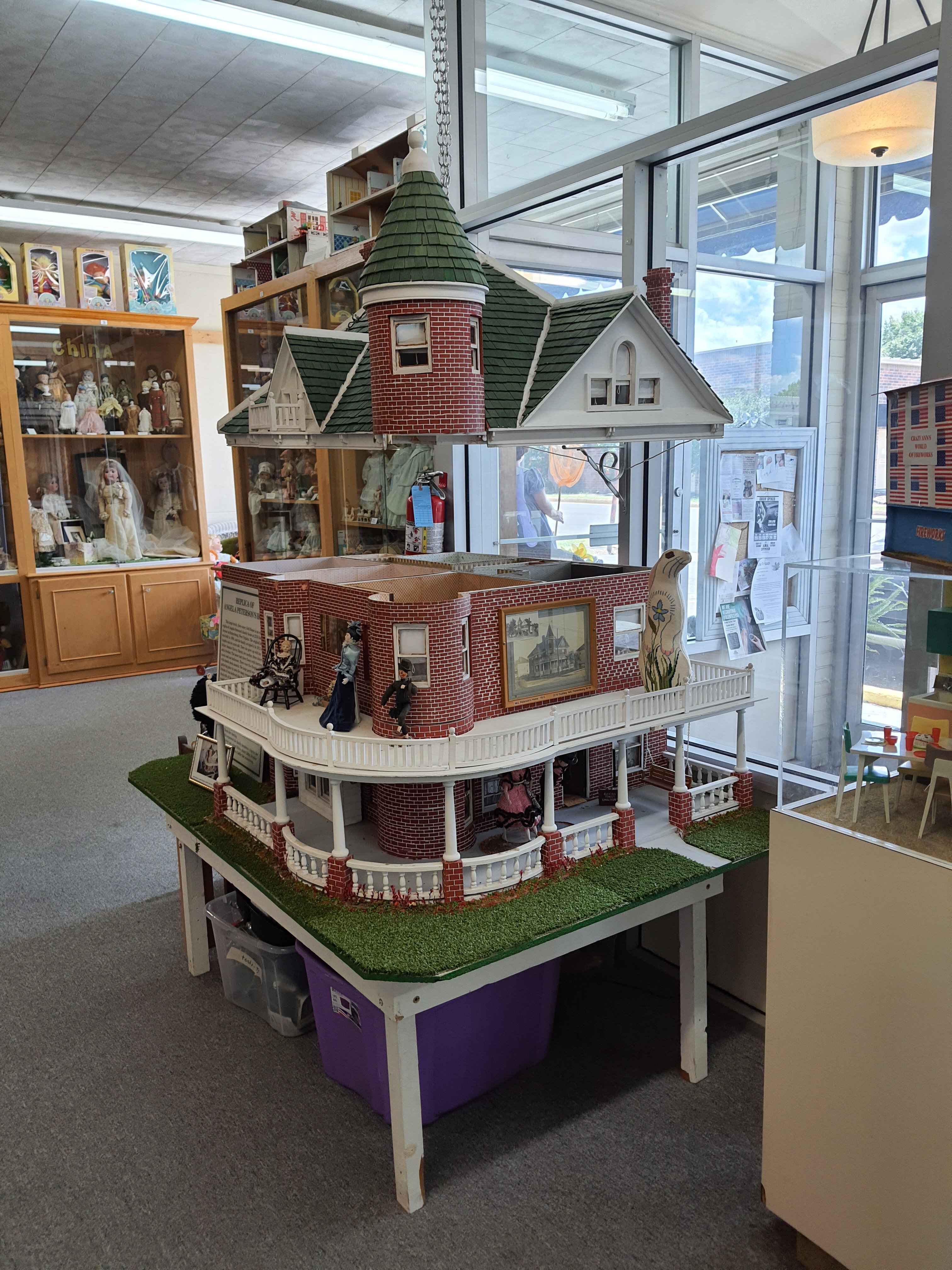miniature dollhouse museum