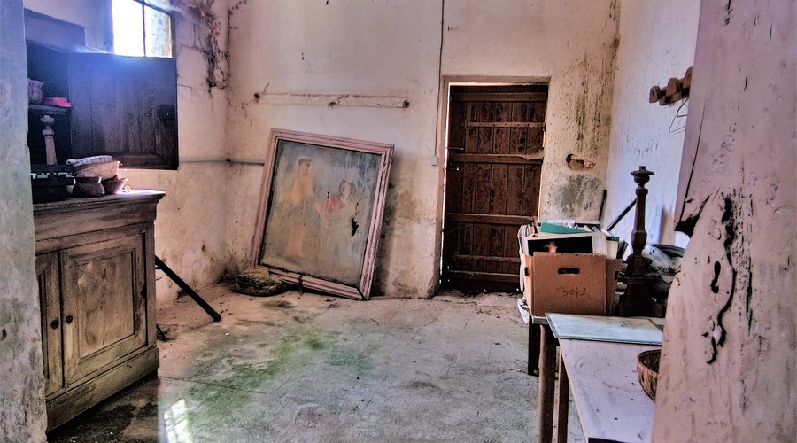 L'église est inscrite par les MH, une campagne de restauration serait bienvenue, l'humidité ronge les murs, les décors peints sont menacés. Église bâtie au 12ème et 13ème, son clocher fut fortifié pendant la guerre de cent ans. Une chapelle fut ajoutée au 16ème, le portail Ouest date du 18ème. Un plafond de lambris, formé en berceau, recouvre la nef, une coupole sur pendentifs porte le clocher, le chœur à chevet plat est voûté en berceau brisé. La chapelle est couverte d'une croisée d'ogives.