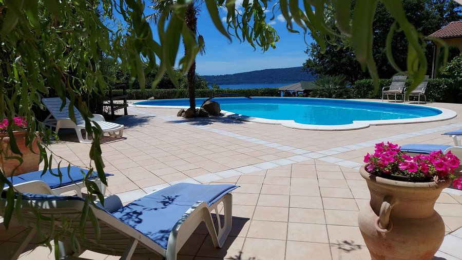 Piscina con vista lago 