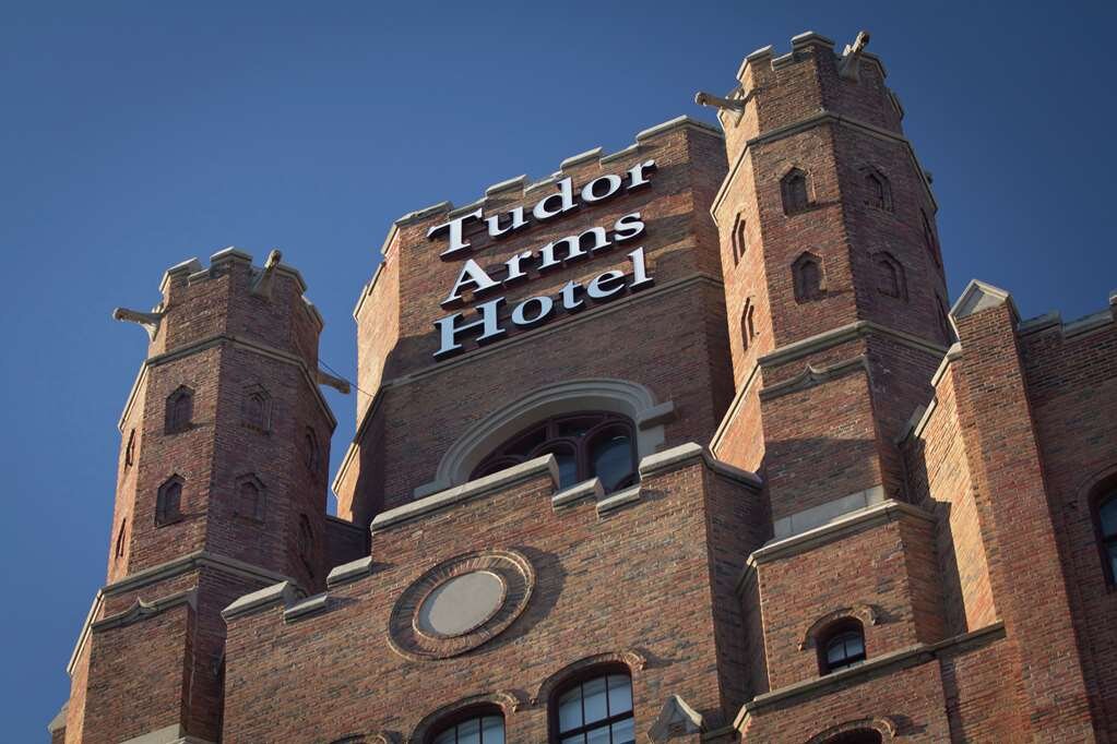 THE TUDOR ARMS HOTEL CLEVELAND - A DOUBLETREE BY HILTON $133 ($̶2̶5̶5̶ ...