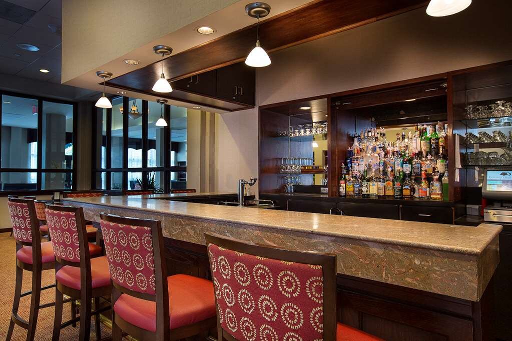 DOUBLETREE BY HILTON HOTEL CHARLOTTE AIRPORT 130 1 6 7 Updated   Barlounge 