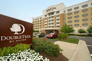 DoubleTree by Hilton Hotel Sterling - Dulles Airport in Sterling, image may contain: City, Hotel, Condo, Office Building