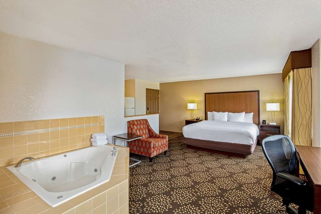 Hotel photo 5 of La Quinta Inn & Suites by Wyndham Las Vegas Red Rock.