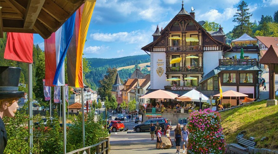 Blick auf das schöne Haus vom Wasserfallaufgang...