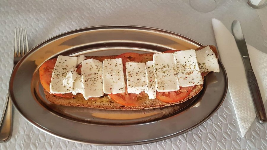 Tosta catalana com azeite biológico alho, oregano e queijo fresco da regiao 