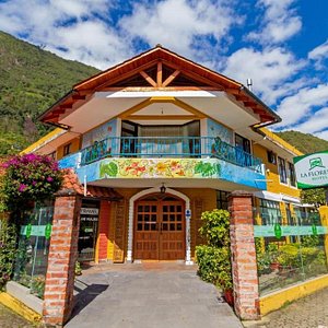La Floresta Hotel, sitio tranquilo y familiar al pie de las montañas, donde podrá disfrutar de una estancia que fusiona naturaleza y arquitectura tradicional.