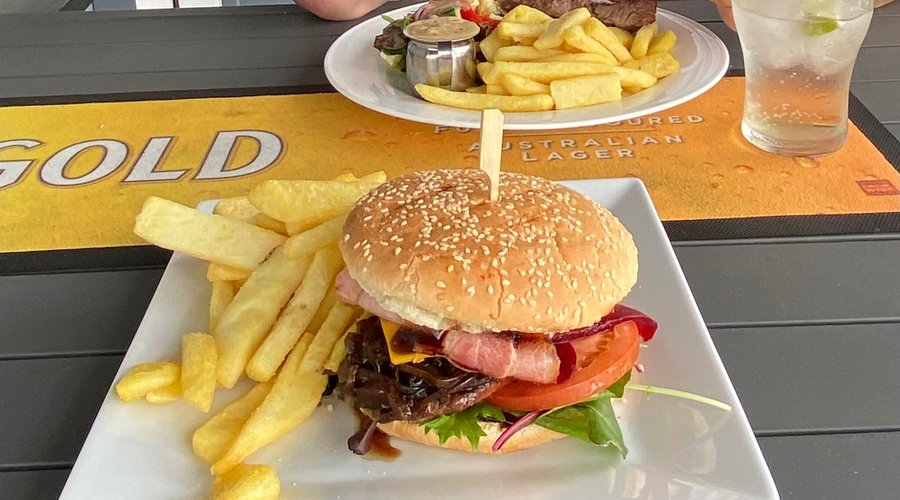 Best steak sandwich/burger I’ve ever eaten & I’ve eaten a couple of hundred & my husbands steak & chips was excellent as well, both really reasonably priced. The pub is beautiful, staff are friendly and efficient & the view is lovely. It’s well eta visit if you are planning on exploring the Bunya Mountains.
