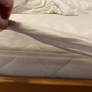 Bed zonder onderlaken, enkel (niet frisse) matrasbeschermer