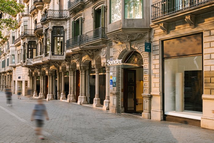 Passeig de Gràcia-Street profile and shops - SuiteLife