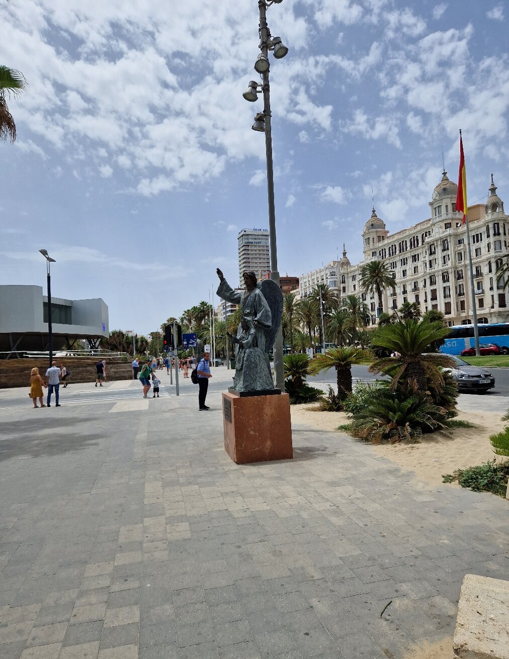 Monumento Homenaje A La Policia Nacional (Alicante) - 2023 Alles Wat U ...