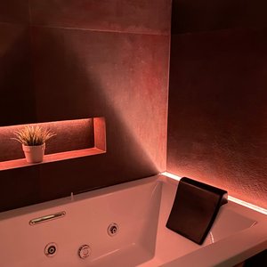 Suite con vasca idromassaggio
Bagno privato con doccia.
Balcone privato vista centro storico.