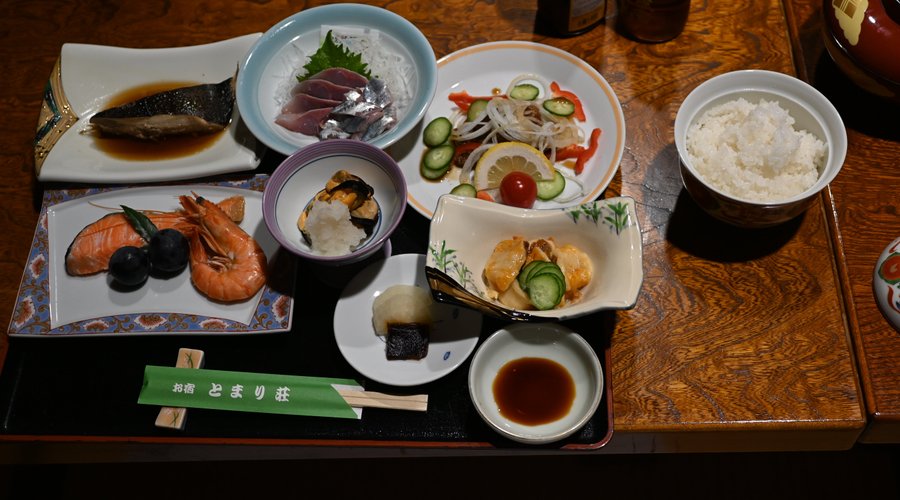 煮付けは旨そうだったが、冷めていて固くて、一口食べて全て残した。南蛮漬けは何の魚か不明だったが、やはり固くて残した。