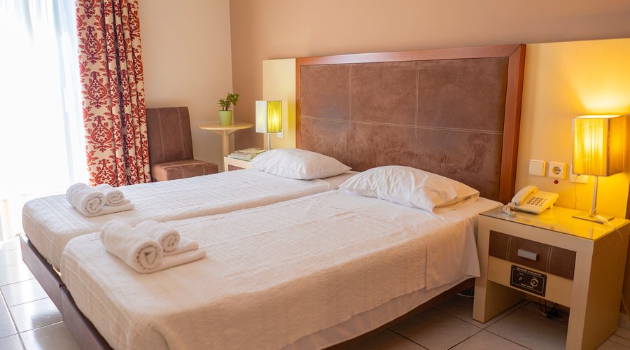 TWIN BEDROOM