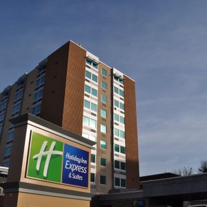 Welcome to the Holiday Inn Express Pittsburgh West