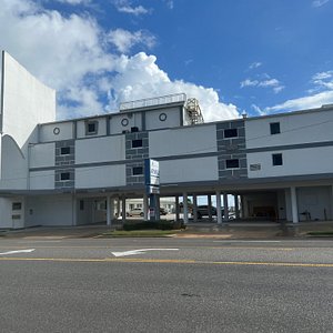 Arya Blu Inn & Suites in Ormond Beach, image may contain: Hotel, Office Building, City, Street