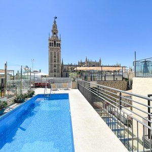 EME Catedral Mercer - Piscina exterior y solarium con vistas a la Catedral y la Giralda