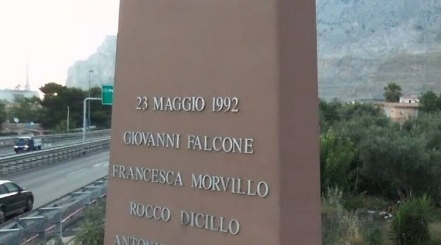 LA STELE RIPORTA I NOMI  DEI MARTIRI DELLA STRAGE DI CAPACI