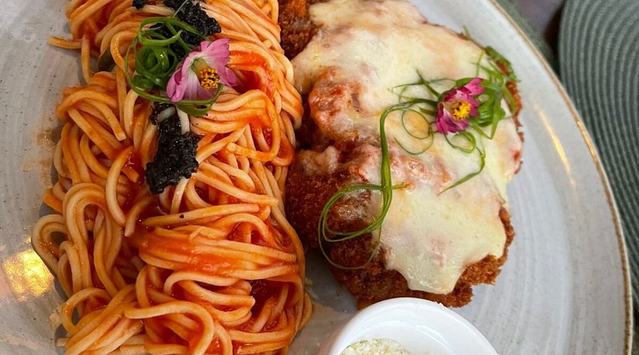 FILETTO ALLA PARMEGIANA


FILÉ A MILANESA, GRATINADO COM TOQUE DE TRUFAS NEGRAS, SERVIDOS COM SPAGUETTI FEITO NA CASA