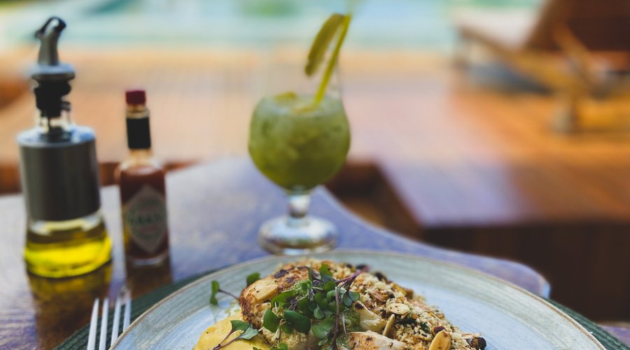 PESCE LA MODA DA VILLA


PEIXE GRELHADO, MANTEIGA DE RÚCULA, PURÊ DE BANANA DA TERRA COM QUEIJO GORGONZOLA E FAROFINHA DE CASTANHAS.