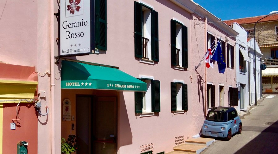 L'ingresso dell'albergo che si trova proprio al centro di stintino vicino ai migliori ristoranti e negozi