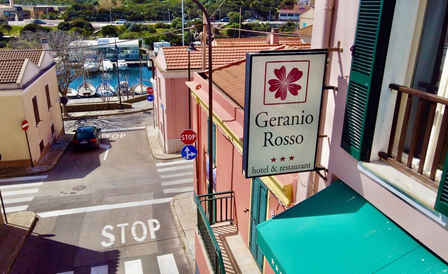 la vista sul porto vecchio con le suggestive barche a vela Latina