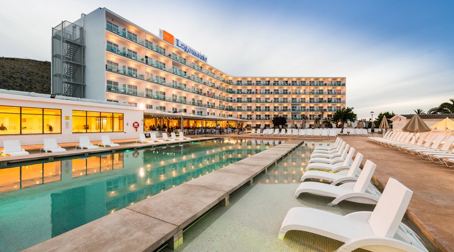 Exterior del hotel. Zona de piscina y tumbonas.