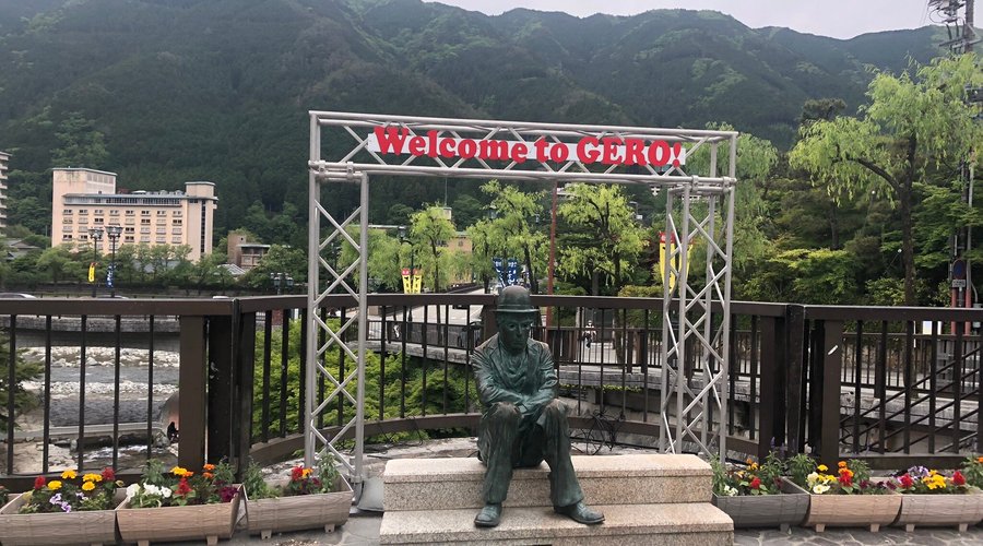 下呂温泉とは縁もゆかりもないチャップリンの像です