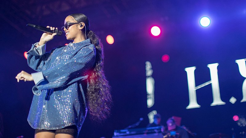 H.E.R. performing at Jazz in the Gardens