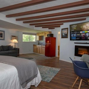 Copper Mountain Suite w 65" 4K Smart TV           