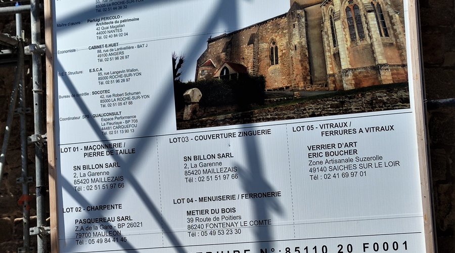 Inaccessible à la visite pour plusieurs années, une importante campagne de restauration est en cours. Les origines de cette église remontent au 11ème et début 12ème. Elle fut agrandie au 14ème et 15ème, le chœur reconstruit au 19ème. La voûte est en complète restauration, le clocher suivra et beaucoup d'autres éléments. Sécurisée pour les visiteurs, elle va retrouver son lustre et sa prestance, soyons patients.