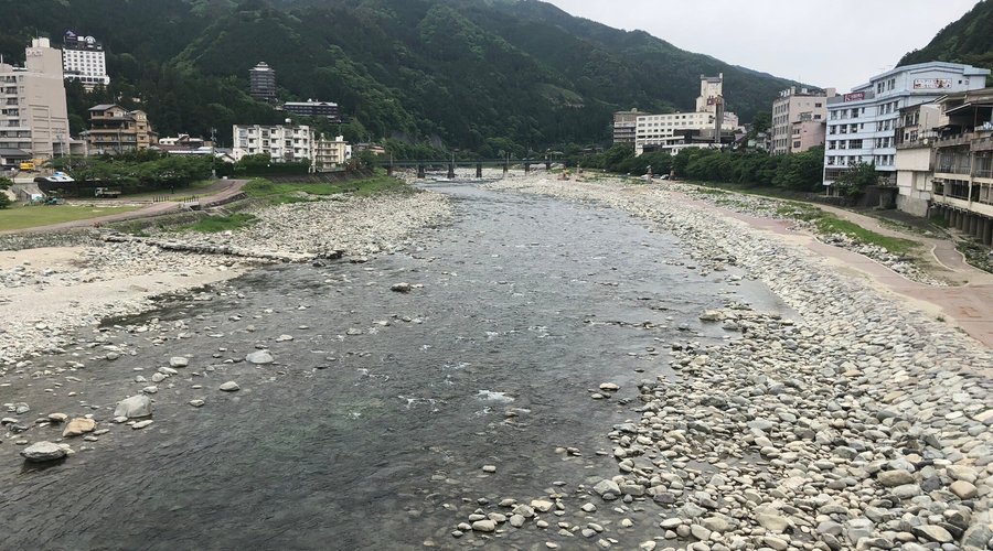 下呂駅と温泉街を結ぶ橋です
