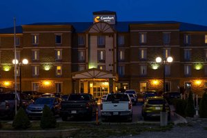 Comfort Hotel Bayer's Lake in Halifax, image may contain: Hotel, City, Neighborhood, Inn