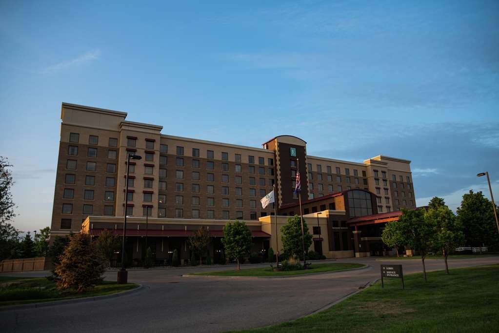 EMBASSY SUITES BY HILTON MINNEAPOLIS NORTH $118 ($̶1̶3̶4̶) - Prices ...